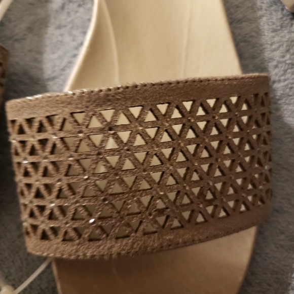 Vince camuto size 9.5 sandals flats sliver new - Picture 5 of 8